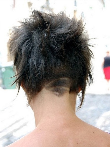 wygolony tył cieniowanej fryzury krótkiej, uczesanie damskie zdjęcie numer 101A